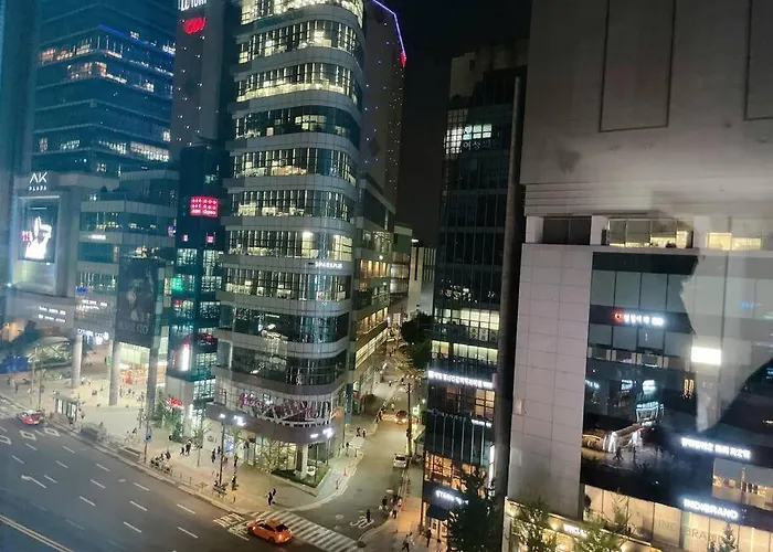 홍대입구역 도보 2분거리 아파트 *